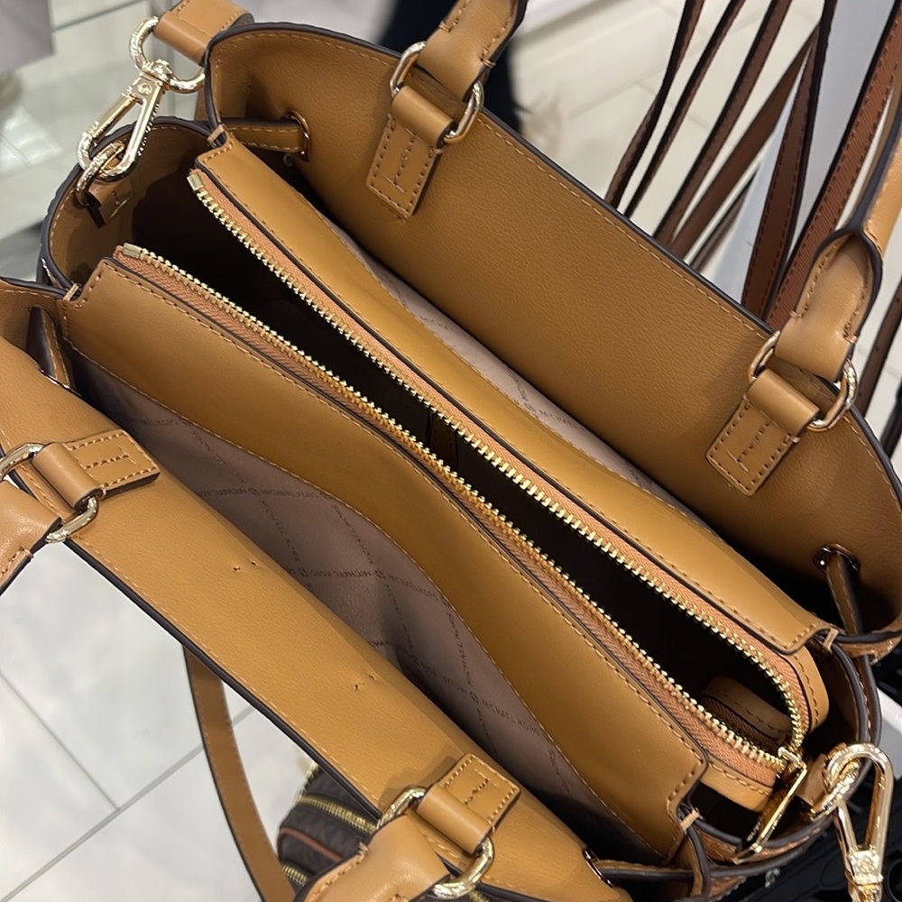 MICHAEL KORS
Reed Large Leather Belted Satchel Crossbody Handbag
Deer Crocodile - Picture 12 of 16